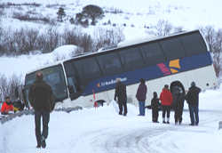 Buss i grfta ved kommunegrensa. Foto: Idar Nilssen.